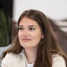 Portrait d’Héloïse, étudiante souriante