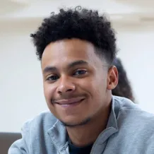 Portrait de Lionel, étudiant souriant ayant participé à la rencontre ECS