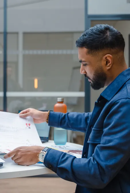 Etudiant regardant son document
