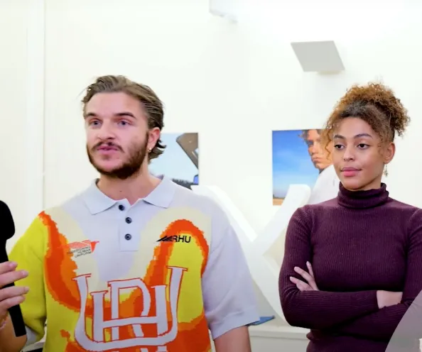 un jeune homme à une masterclass luxe