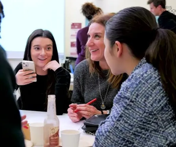 une intervenante avec ses étudiants de psl