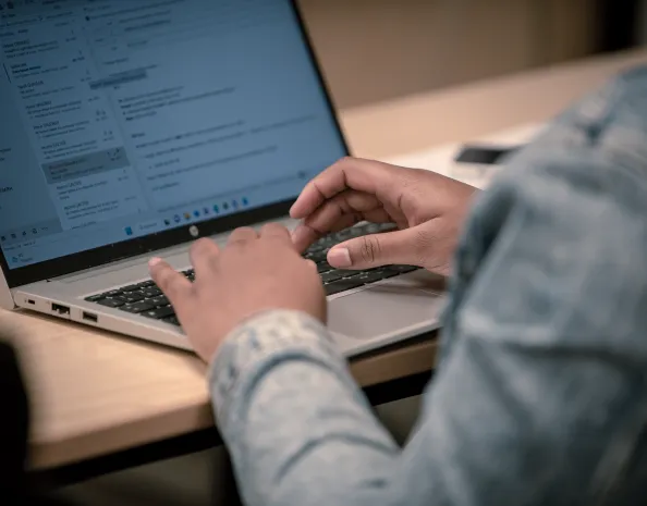 Personne concentrée travaillant sur son ordinateur en entreprise