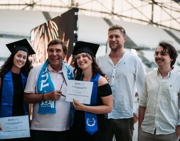 Étudiants de l’ECS Marseille avec leur famille lors de la remise de diplômes 2025